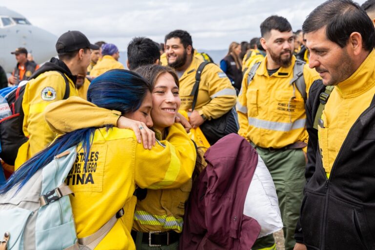 SE PRODUJO EL RELEVO DE 30 BRIGADISTAS Y SE SUMARON 20 MÁS A LA LUCHA CONTRA EL FUEGO EN LA RESERVA CORAZÓN DE LA ISLA
