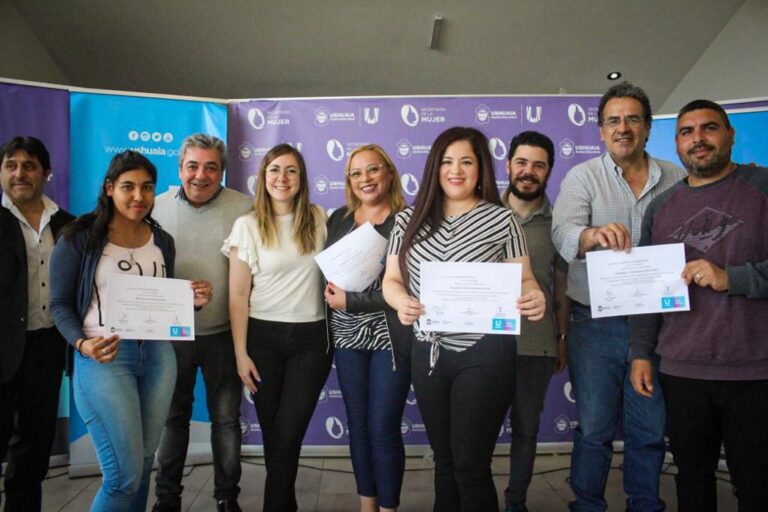 ENTREGARON CERTIFICADOS A VECINOS Y VECINAS DE USHUAIA QUE SE FORMARON EN OFICIOS