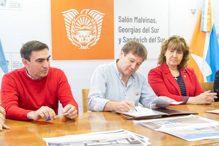 EL GOBERNADOR GUSTAVO MELELLA FIRMÓ EL CONTRATO DE LA SEGUNDA ETAPA DE OBRA DE LA AMPLIACIÓN DEL HOSPITAL REGIONAL USHUAIA