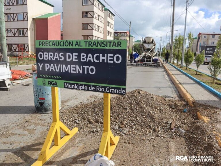 EL MUNICIPIO LLEVA ADELANTE TAREAS DE BACHEO Y PAVIMENTACIÓN EN TODA LA CIUDAD