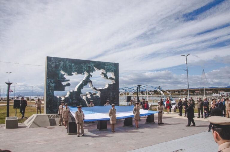 LA SECRETARÍA DE MALVINAS DE LA MUNICIPALIDAD PARTICIPÓ DEL CAMBIO DE PABELLÓN EN LA PLAZA MALVINAS