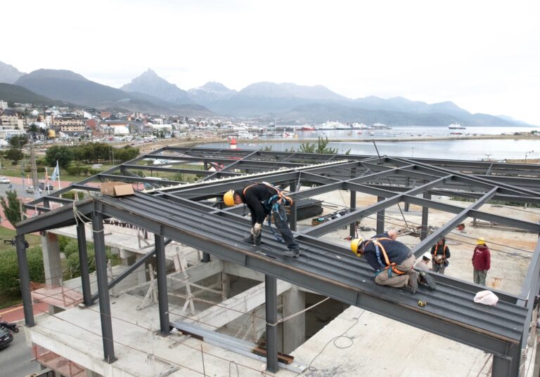 COMENZÓ EL TECHADO DE LA OBRA DE AMPLIACIÓN DEL HOSPITAL REGIONAL USHUAIA