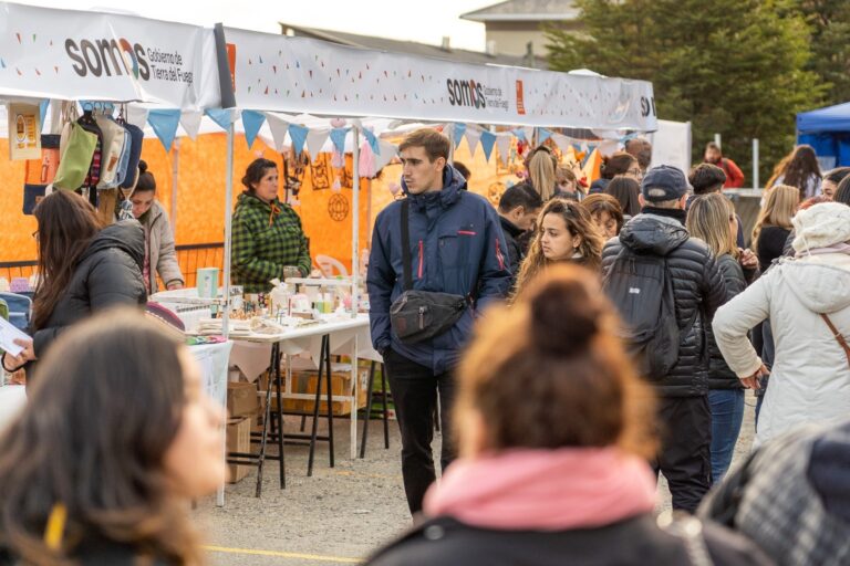 MÁS DE 4 MIL PERSONAS ACOMPAÑARON LA PRIMERA EDICIÓN DEL MERCADO DEL FIN DEL MUNDO, EN USHUAIA