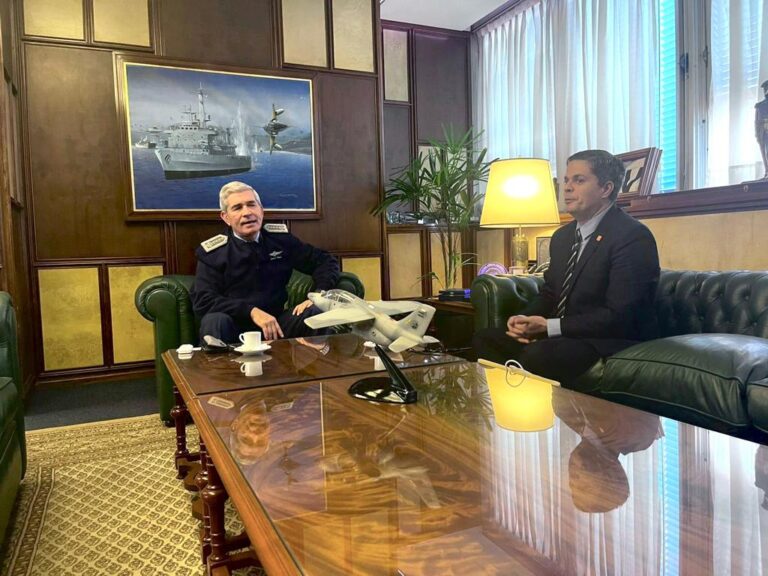 EL GOBIERNO DISTINGUIÓ A LA FUERZA AÉREA ARGENTINA POR SU ACCIONAR DURANTE LA GUERRA DE MALVINAS
