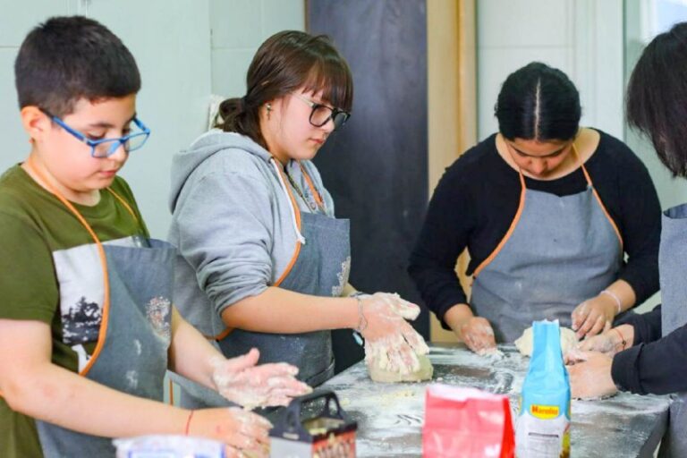 CHICOS Y CHICAS DISFRUTAN LOS TALLERES DE VERANO EN CASA DE JÓVENES