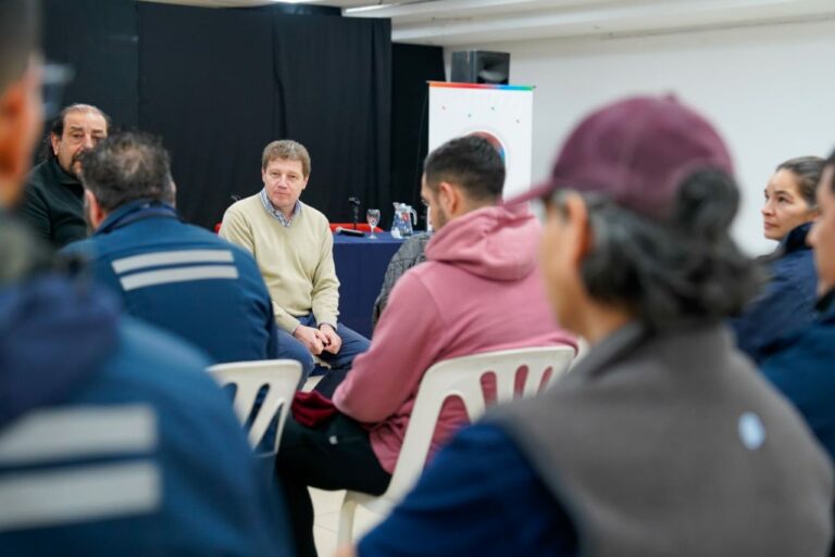 El gobernador Melella mantuvo un encuentro con trabajadores de la industria fueguina de Río Grande