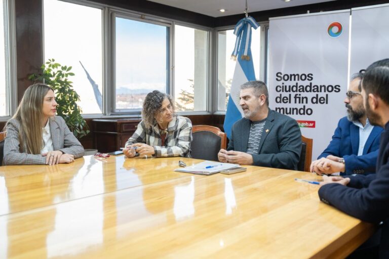 FIrma de convenio entre el Gobierno provincial y la universidad UNIR de España
