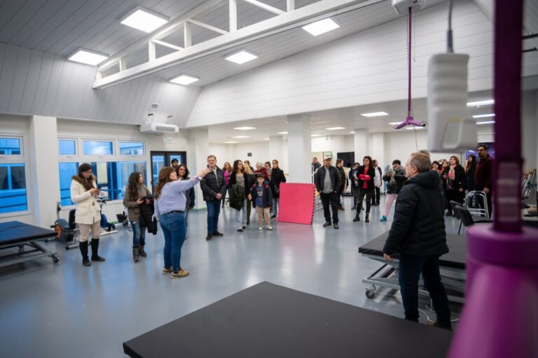 Vecinos y vecinas de Ushuaia recorrieron las obras del hospital y del centro de rehabilitación