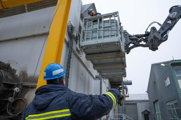 Personal de la DPE trabaja intensamente para restablecer el servicio eléctrico en Ushuaia