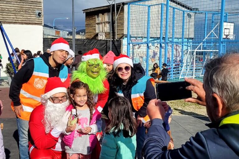 Papá Noel y el Grinch recorrieron los barrios de la provincia en vísperas navideñas