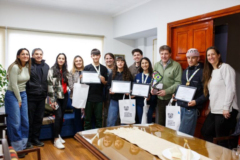 El gobernador Melella recibió a jóvenes destacados en Juegos Urbanos Sudamericanos