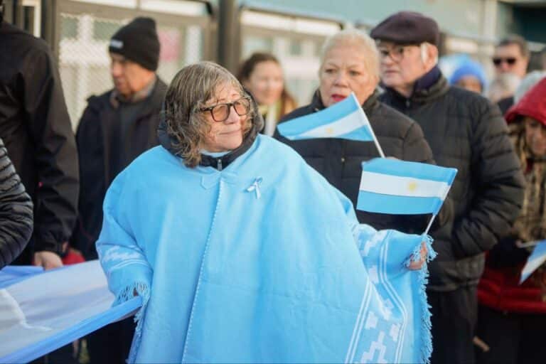 El Hogar de Día “Lazos de Amor” realizó un abrazo simbólico por el Día de la Bandera