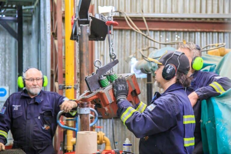 Finalizó con éxito la reparación del generador Cummins 1 en Tolhuin